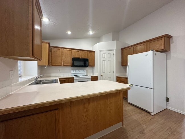 Building Photo - Large 3bed, 2bath, 2car garage town home 1,710sq.ft. with RV parking