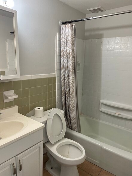 Building Photo - 4818 Unruh Ave