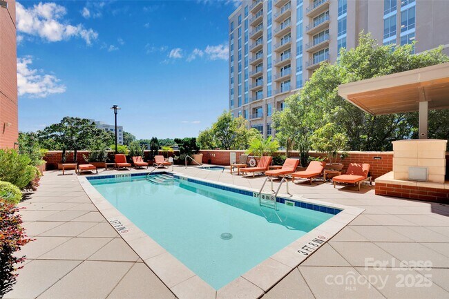 Building Photo - 701 Royal Ct