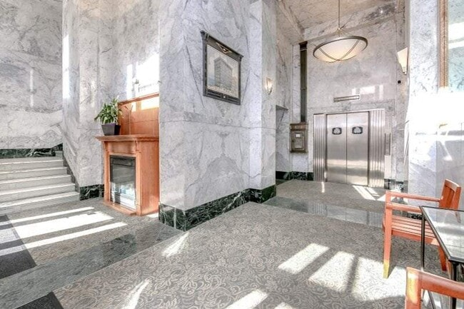 Building Photo - Beautiful Downtown Condo in Tacoma