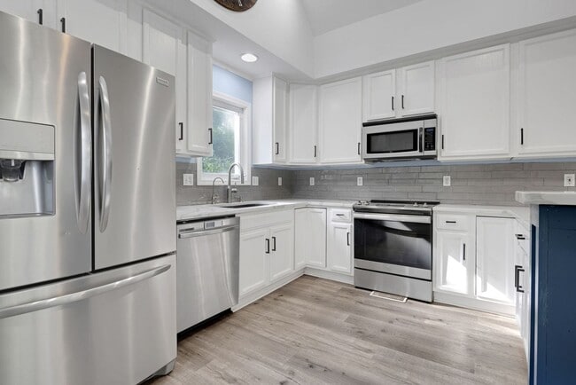 Building Photo - Spacious 5BR House on 2 acres in Chapin!