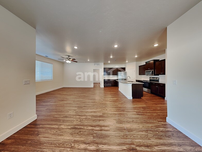 Building Photo - 1854 N Oconner Ave