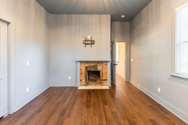Building Photo - $300 OFF May Rent! Stylish Upstairs 1BR in Historic District