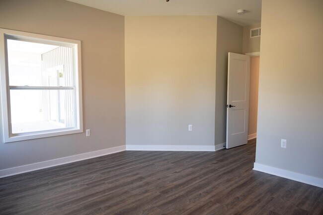 Building Photo - 8441 Oak Shade Cir