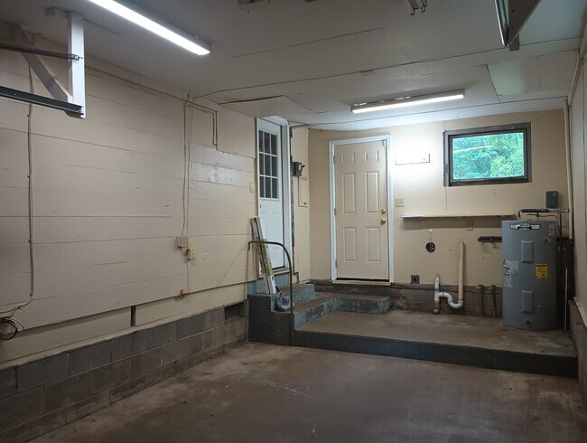 Building Photo - Don't Miss this 2 bedroom with Garage, Lar...