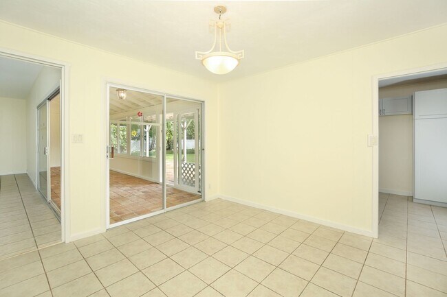 Building Photo - Ready to move into single level family hom...