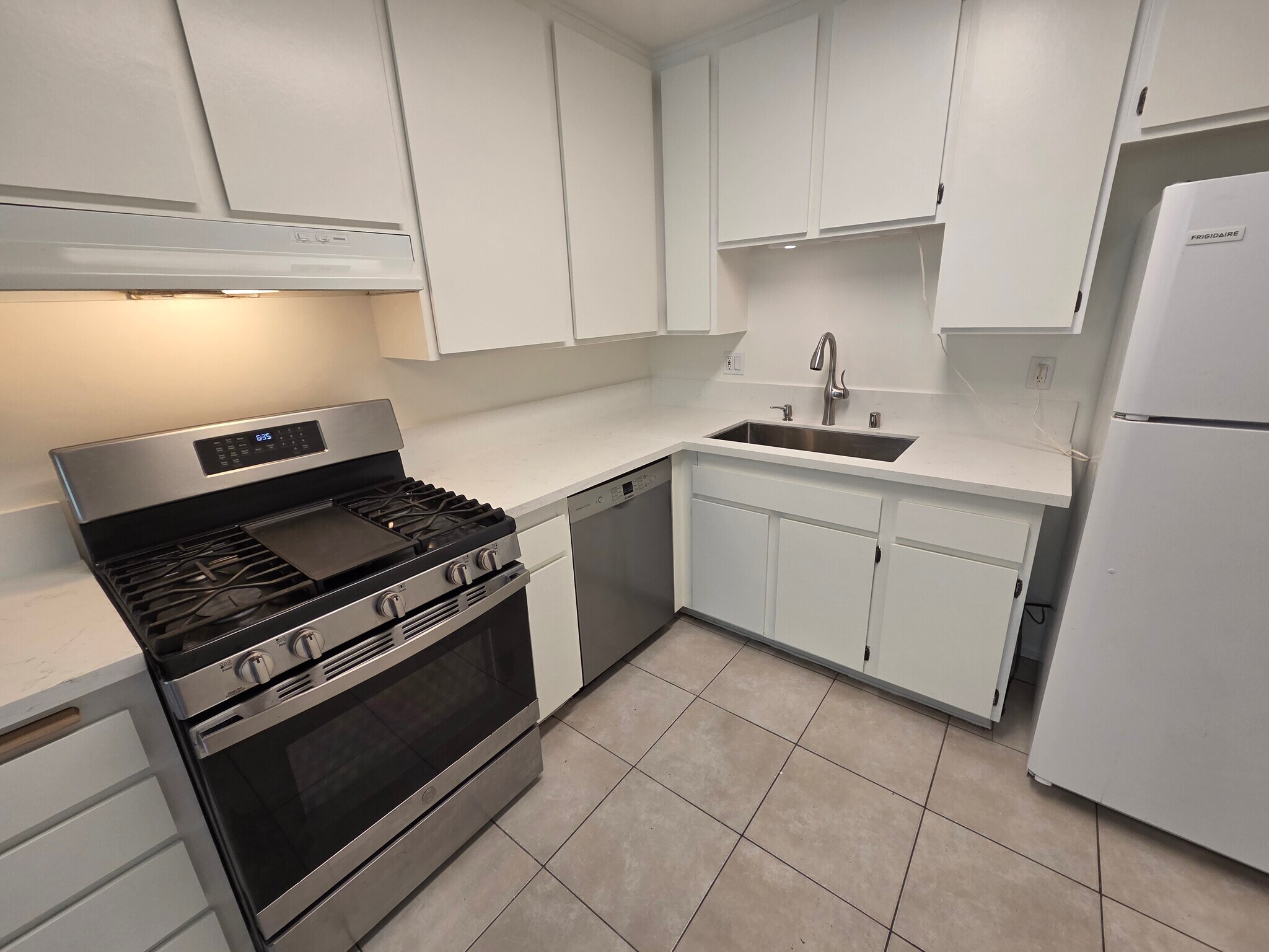 Stove, oven with air fryer, bosch dishwasher lots of storage - 621 Strand St