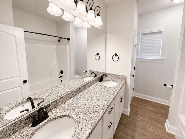 Building Photo - 915 Hackberry Dr