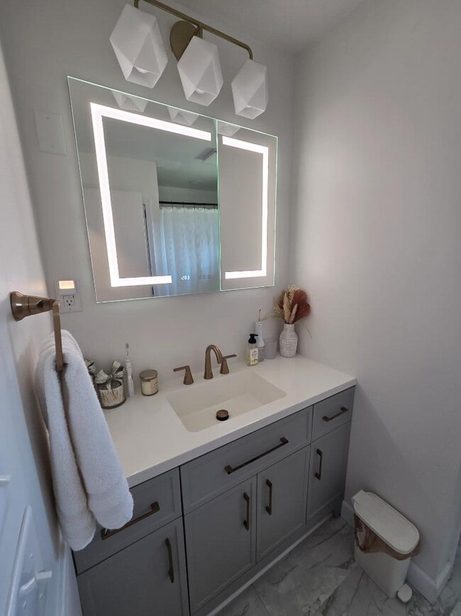 Building Photo - 100 9th Ave