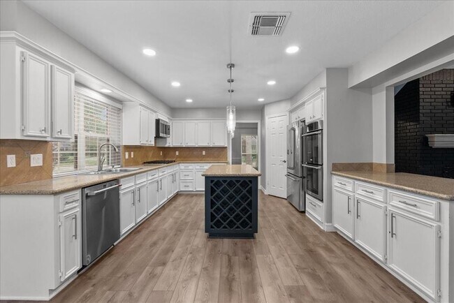 Building Photo - 2105 Murfield Dr