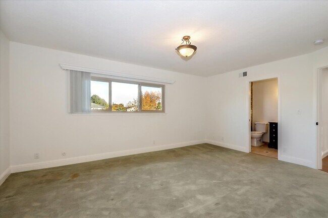 Building Photo - 249 Purple Glen Dr