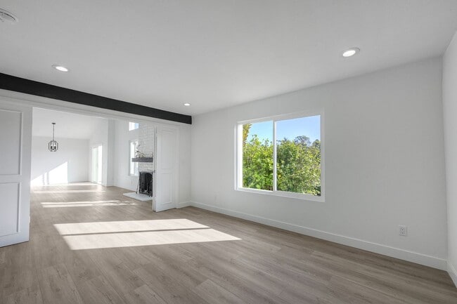 Building Photo - Beautifully remodeled single-story home in the heart of Solana Beach!