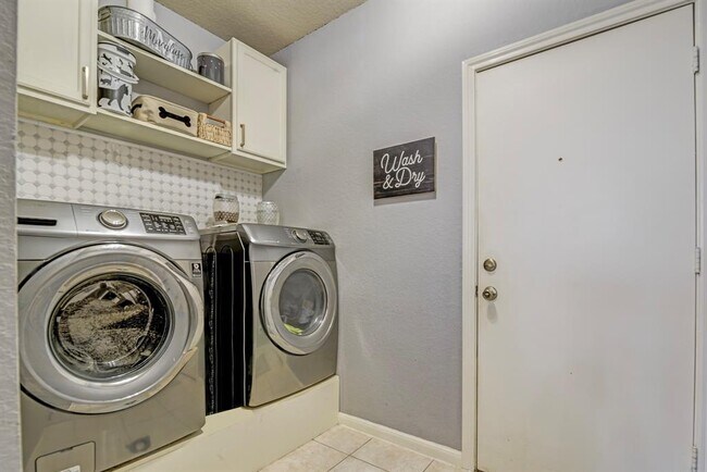 Building Photo - 2409 Daytona Ct