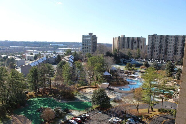 Building Photo - 203 Yoakum Pkwy