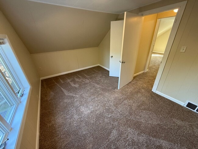 Building Photo - Duluth MN 3-Bedroom - 3-Bath Single Family Home with Garage