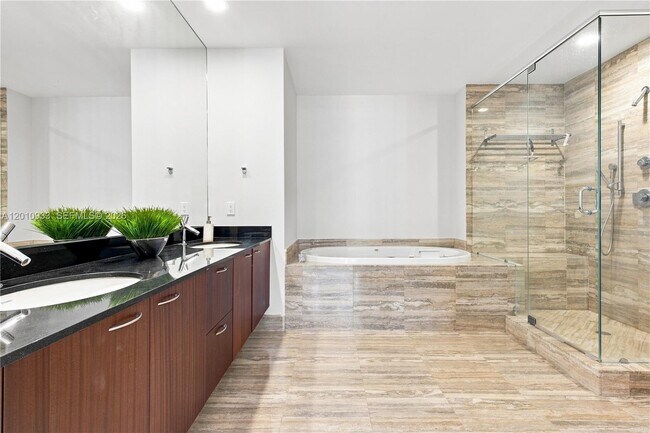Building Photo - 15811 Collins Ave