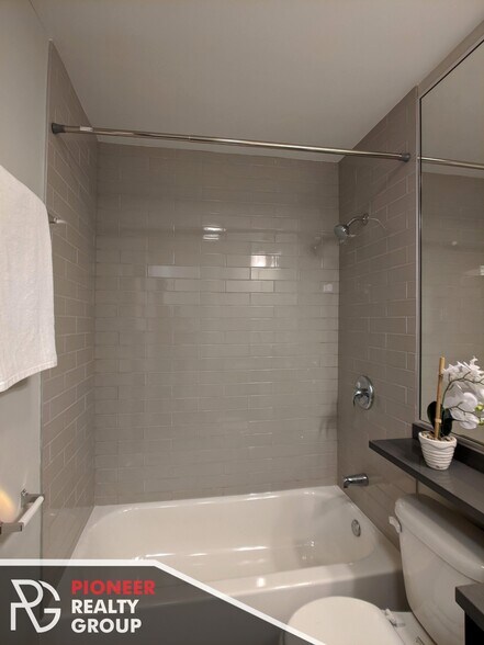 Building Photo - 542 W Surf St