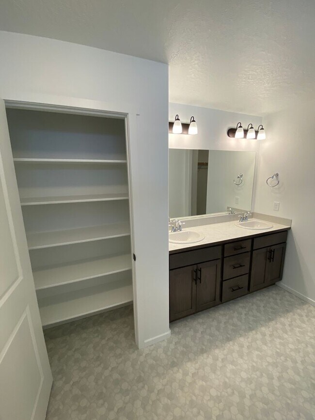 Building Photo - New Construction 3 Bed, 2 Bath House in Sp...