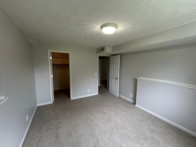 Building Photo - Beautiful Townhome in the popular Vavrina ...