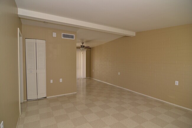 Building Photo - Charming 1 Bedroom 1 Bath Town home! South Tucson Location!