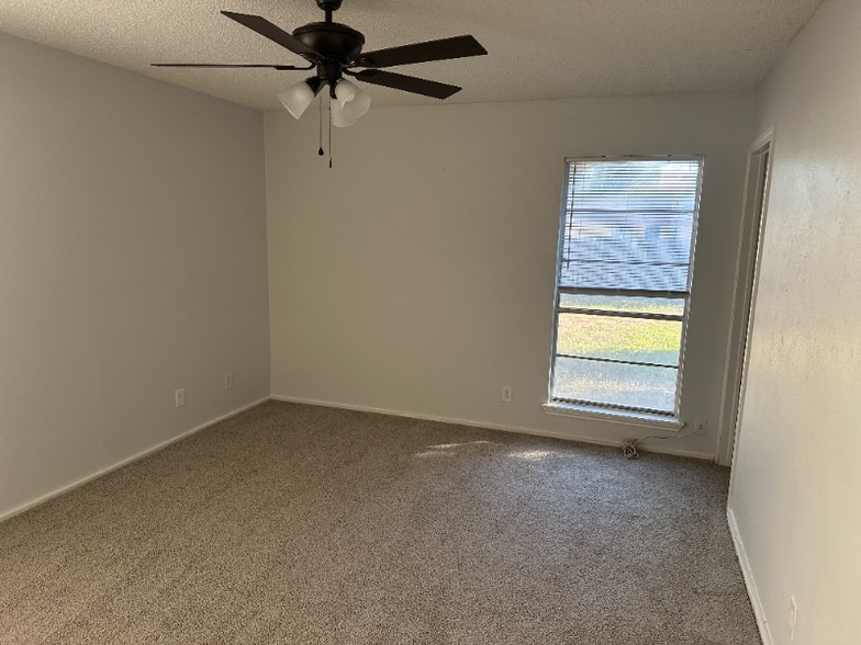 Building Photo - 5922 Lakedale St