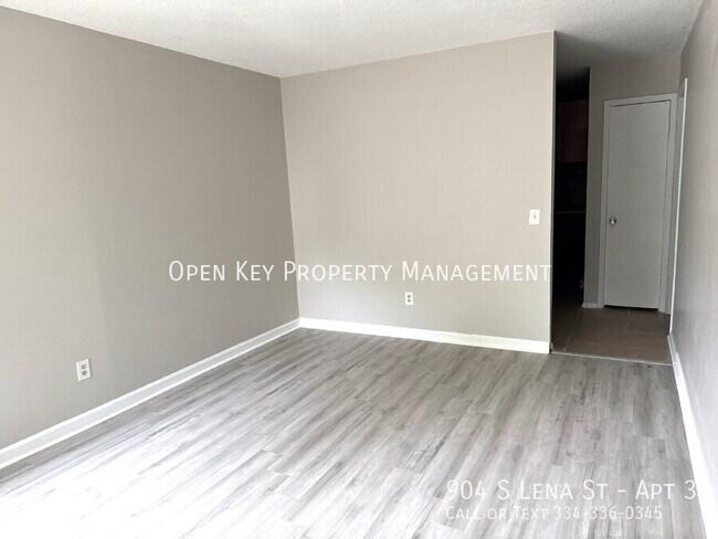 Building Photo - 904 S Lena St