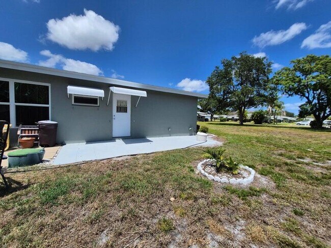Building Photo - 910 South Dr