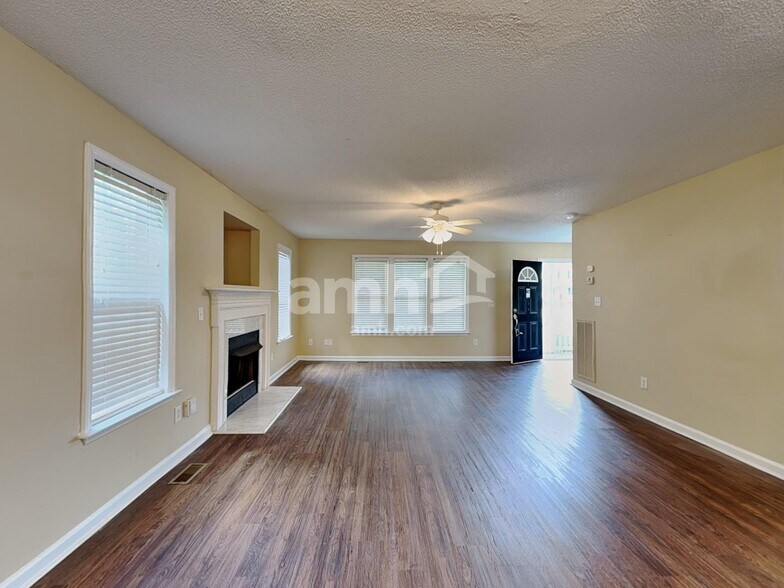 Building Photo - 100 Creekbank Ct