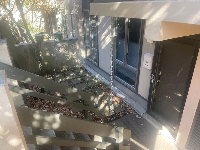 Building Photo - 7 Hughes Pl