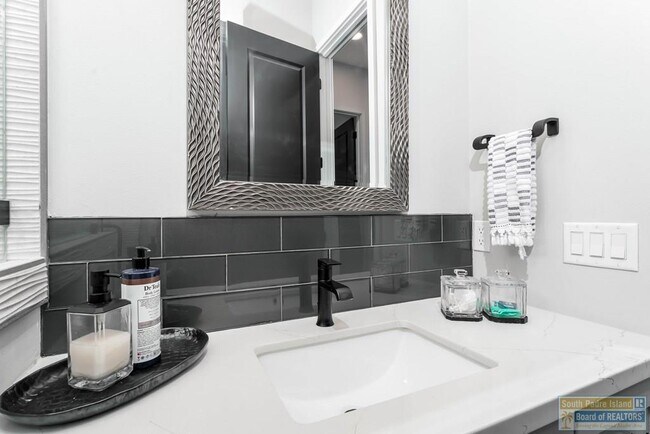 Building Photo - 100 Torrey Pines Dr