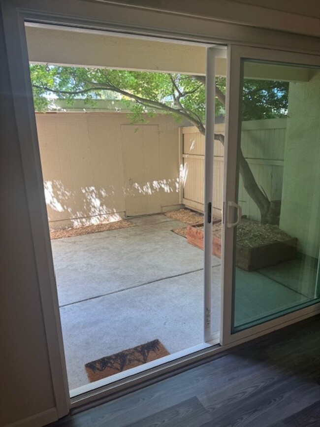 Building Photo - Lovely and Spacious 2BR 2.5BA Condo in Gre...