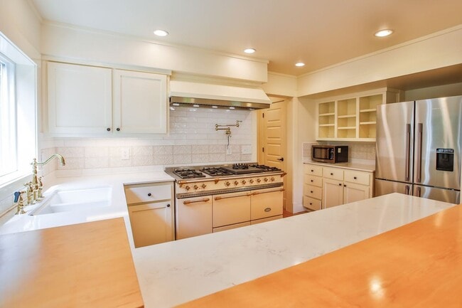 Building Photo - 1086 Village Loop