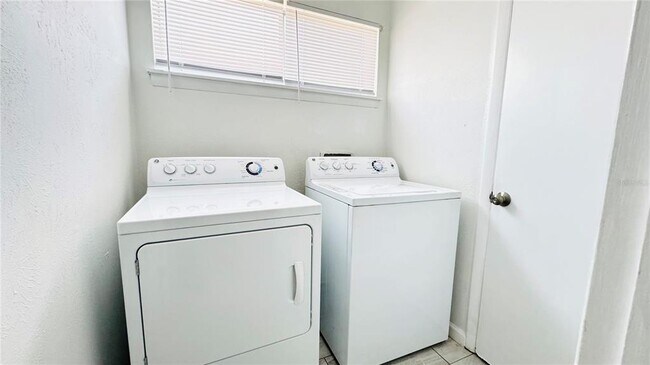 Building Photo - 4016 Woodfern Dr