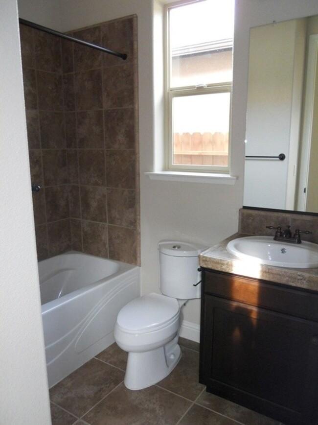 Building Photo - Granville Built 3 Bedroom for Rent in Copp...