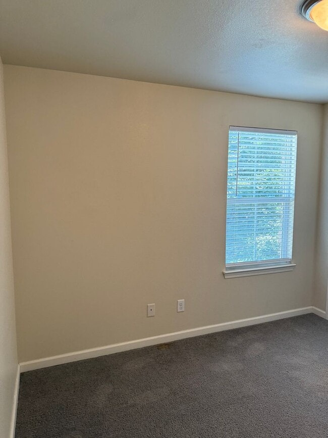 Building Photo - 3-bedroom, 2.5-bathroom townhouse located ...