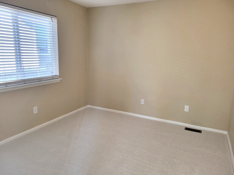 Main level bedroom - 13712 Narrowleaf Dr