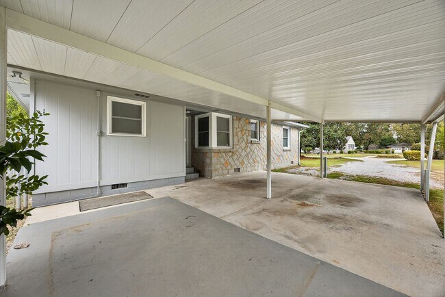 Building Photo - HUGE YARD IN THE HEART OF WECO!