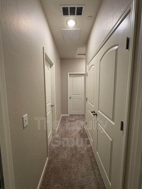 Building Photo - 4526 W Flagstaff Ave