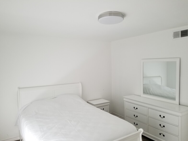 Building Photo - 5750 Phoenix Dr