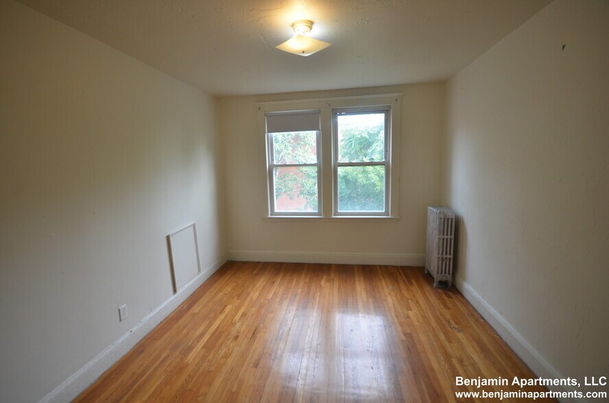 Building Photo - 1626 Comm.Ave Unit 12