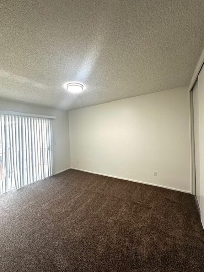 Building Photo - Three Bedroom Condo! Ventura