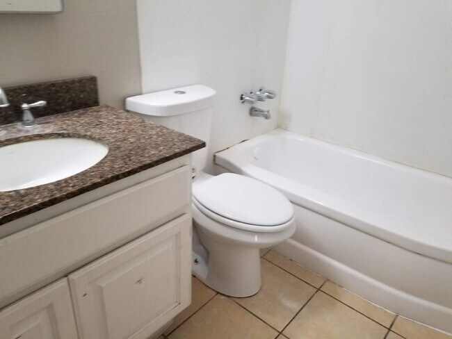 Building Photo - FANTASTIC TWO BEDROOMS 1 BATHROOM NORTH PH...