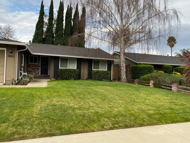 Building Photo - Well maintained 3 bed 2 bath home in Thousand Oaks neighborhood available!