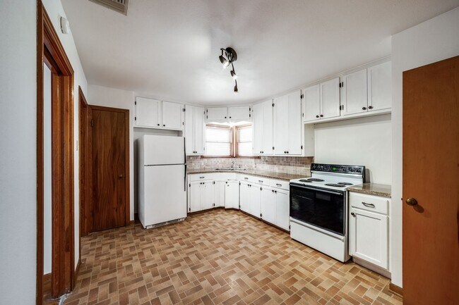 Building Photo - BEAUTIFUL MID-CENTURY HOME IN DELLVIEW