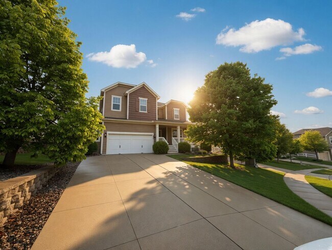 Building Photo - Beautiful 5bed 4bath Home, Nestled in a Prime Plymouth Neighborhood