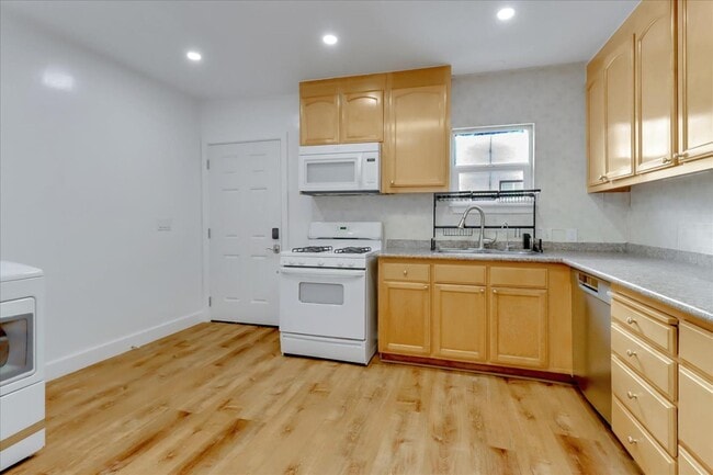 Building Photo - 646 N 15th St