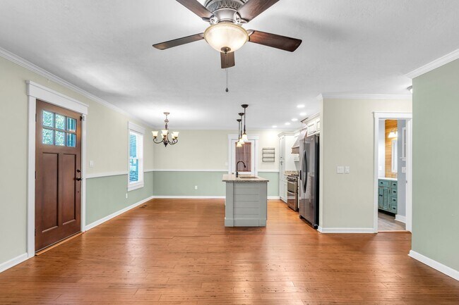 Building Photo - Beautiful Red Bank Home!