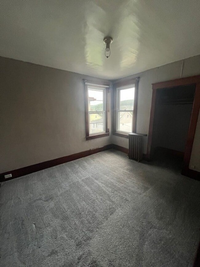 Building Photo - 4 Bedroom 1 Bath