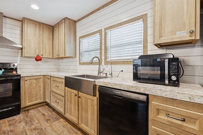 Building Photo - 146 Marina Dr