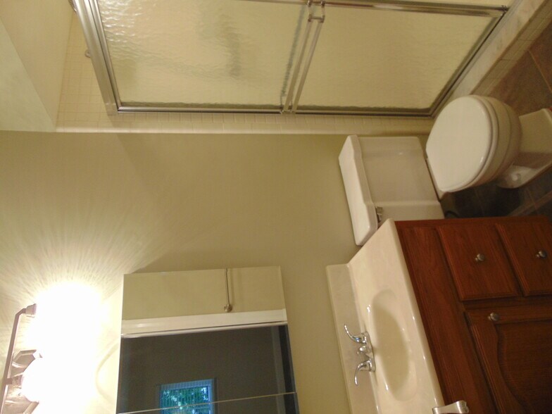 Building Photo - 683 E Fox Hills Dr